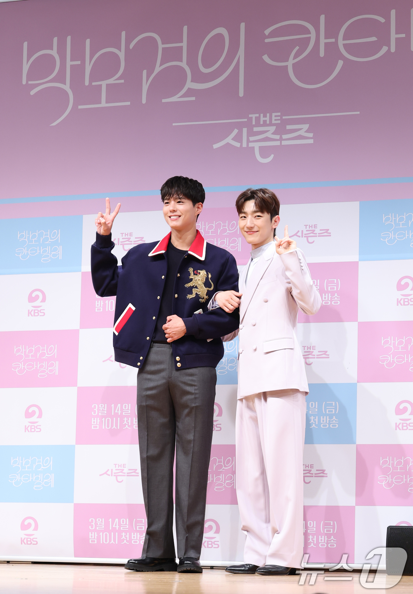 (서울=뉴스1) 권현진 기자 = 베우 박보검과 가수 정동환(오른쪽)이 11일 서울 영등포구 KBS에서 열린 음악 프로그램 '박보검의 칸타빌레-더 시즌즈' 제작발표회에 참석해 포즈를 …