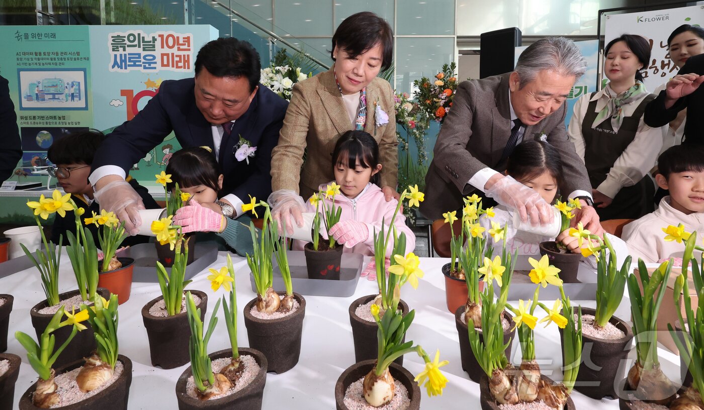 본문 이미지 - 어기구 국회 농림축산식품해양수산위원회 위원장&#40;왼쪽부터&#41;, 송미령 농림축산식품부 장관, 강호동 농협중앙회장이 11일 서울 중구 농협중앙회 본관에서 열린 제10회 흙의 날 기념행사에서 어린이들과 함께 봄꽃 화분 만들기 체험을 하고 있다. ⓒ News1 허경 기자