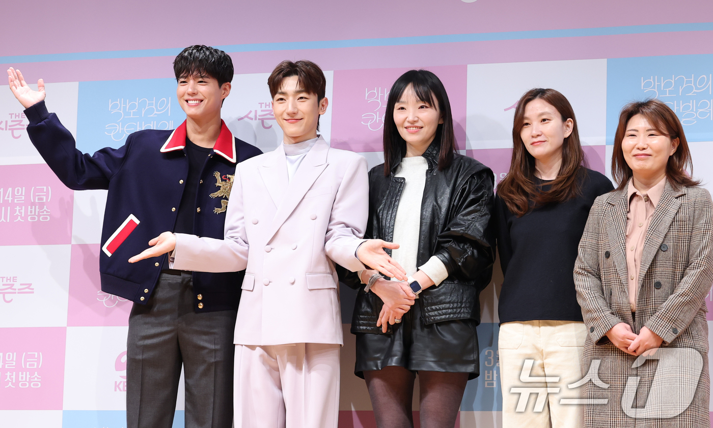 (서울=뉴스1) 권현진 기자 = 배우 박보검(왼쪽부터)과 가수 정승환, 최승희 PD, 손자연 PD, 최지나 PD가 11일 서울 영등포구 KBS에서 열린 음악 프로그램 '박보검의 칸 …