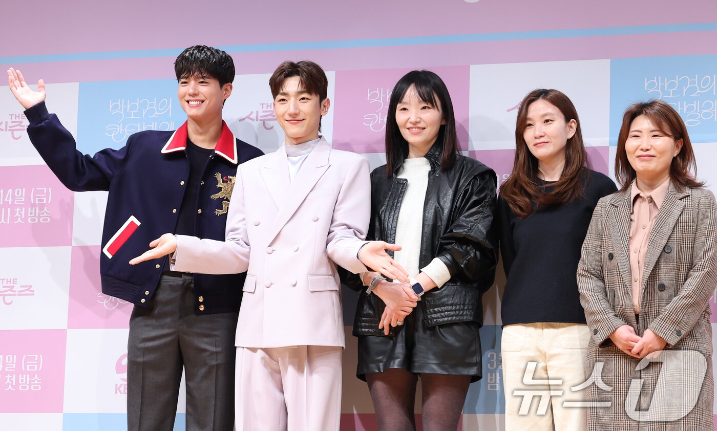 본문 이미지 - 배우 박보검(왼쪽부터)과 가수 정승환, 최승희 PD, 손자연 PD, 최지나 PD가 11일 서울 영등포구 KBS에서 열린 음악 프로그램 '박보검의 칸타빌레-더 시즌즈' 제작발표회에 참석해 포즈를 취하고 있다. ⓒ News1 권현진 기자