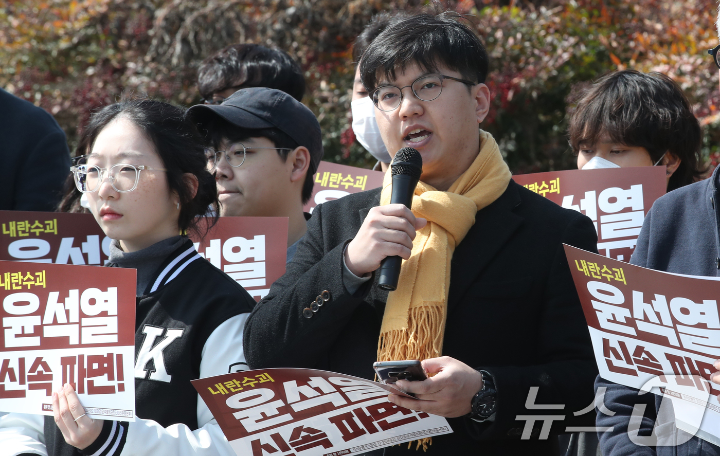 (대전=뉴스1) 김기태 기자 = 공공운수노조 전국대학원생노동조합지부와 민주주의를 수호하는 KAIST 구성원들이 11일 대전 유성구 한국과학기술원(KAIST) 정문 앞에서 윤석열 대 …