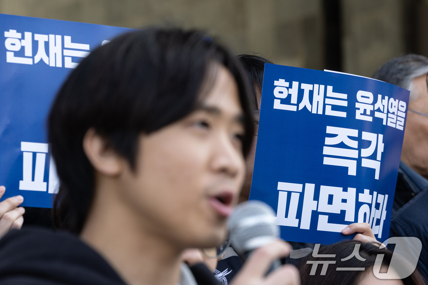 (서울=뉴스1) 이승배 기자 = 11일 오후 서울 관악구 서울대학교에서 학생·직원·교수·동문들이 윤석열의 신속한 파면을 촉구하며 공동 시국선언을 하고 있다. 2025.3.11/뉴스 …