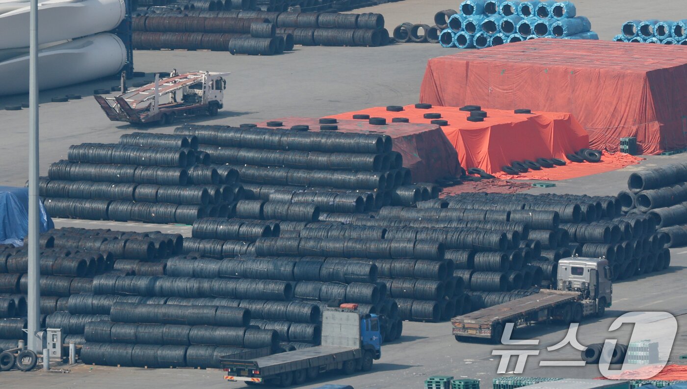 본문 이미지 - 11일 오후 경기 평택시 포승읍 평택항 수출 야적장에 철강 제품이 쌓여 있다. 미국 정부는 오는 12일(현지시간)부터 한국을 포함한 모든 국가의 철강‧알루미늄 제품에 25% 일괄 관세를 부과할 예정이다. 2025.3.11/뉴스1 ⓒ News1 김영운 기자