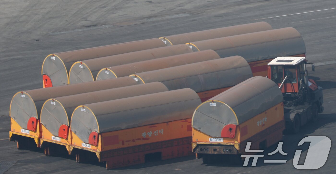 본문 이미지 - 11일 오후 경기 평택시 포승읍 평택항 수출 야적장에 철강 제품이 쌓여 있다. 미국 정부는 오는 12일(현지시간)부터 한국을 포함한 모든 국가의 철강‧알루미늄 제품에 25% 일괄 관세를 부과할 예정이다. 2025.3.11/뉴스1 ⓒ News1 김영운 기자