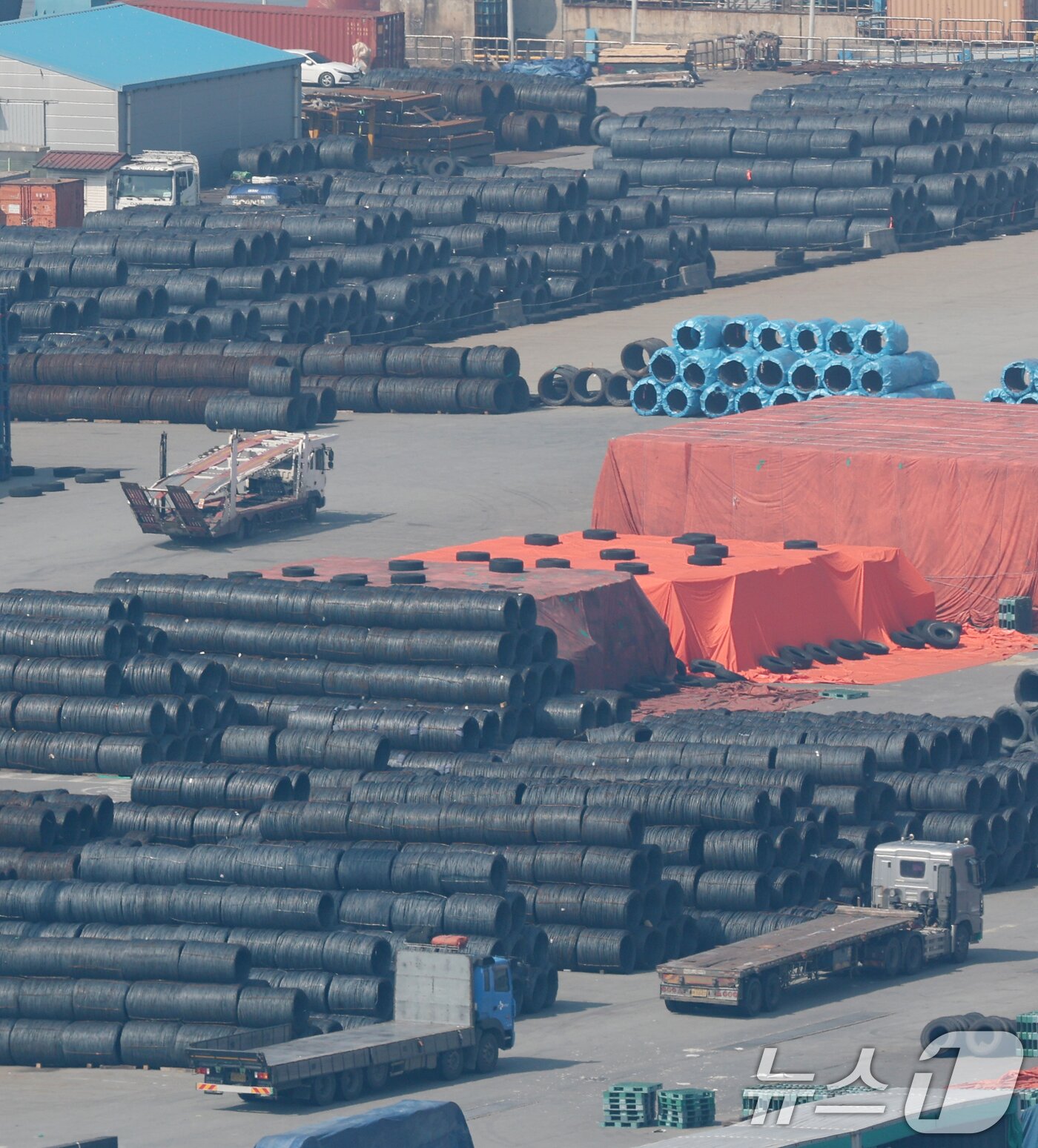 본문 이미지 - 11일 오후 경기 평택시 포승읍 평택항 수출 야적장에 철강 제품이 쌓여 있다. 미국 정부는 오는 12일(현지시간)부터 한국을 포함한 모든 국가의 철강‧알루미늄 제품에 25% 일괄 관세를 부과할 예정이다. 2025.3.11/뉴스1 ⓒ News1 김영운 기자