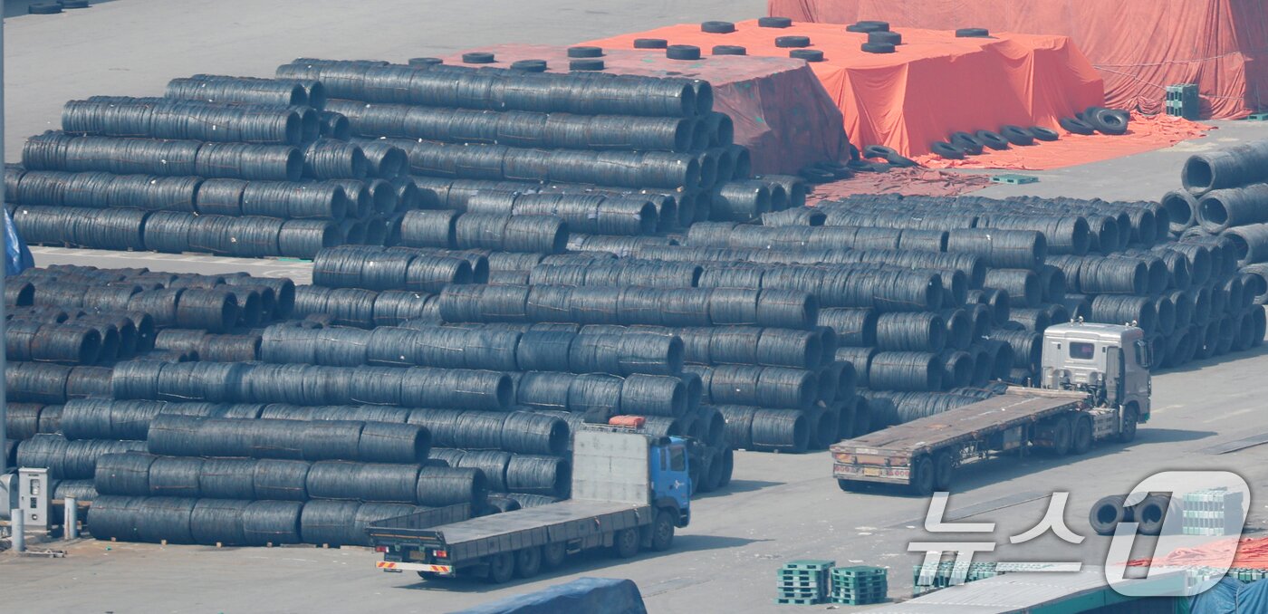 본문 이미지 - 11일 오후 경기 평택시 포승읍 평택항 수출 야적장에 철강 제품이 쌓여 있다. 미국 정부는 오는 12일&#40;현지시간&#41;부터 한국을 포함한 모든 국가의 철강‧알루미늄 제품에 25% 일괄 관세를 부과할 예정이다. 2025.3.11/뉴스1 ⓒ News1 김영운 기자