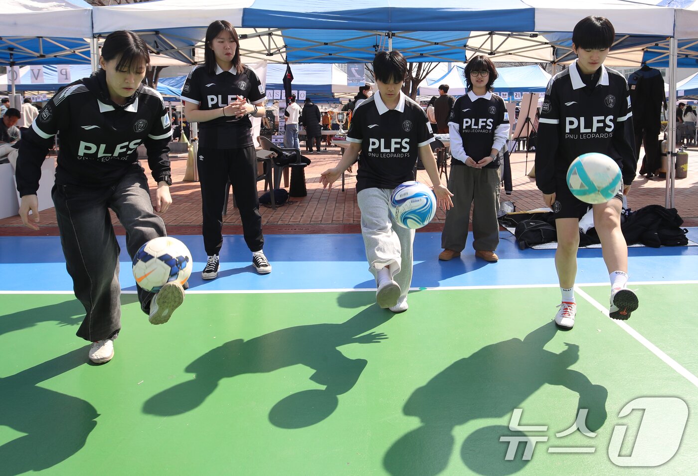 본문 이미지 - 여자 풋살을 즐기는 동호인들. /뉴스1 ⓒ News1 윤일지 기자