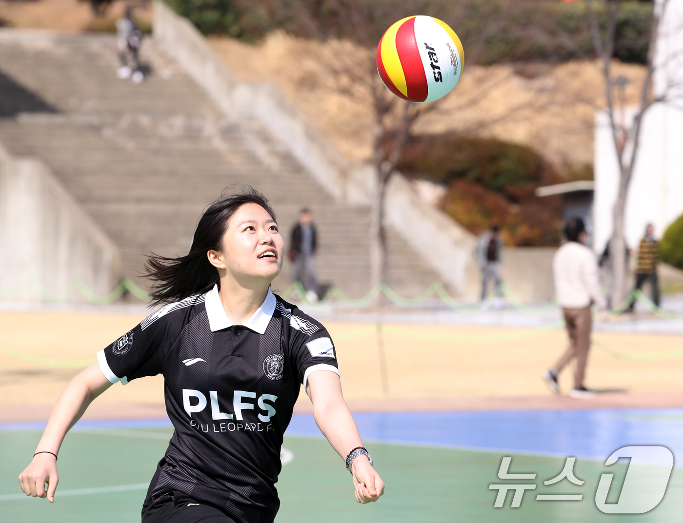 (부산=뉴스1) 윤일지 기자 = 완연한 봄 날씨를 보인 11일 부산 금정구 부산대학교 시월광장에서 열린 동아리 신입 회원 모집 행사에서 반팔 차림을 한 여자풋살 동아리 회원이 타 …