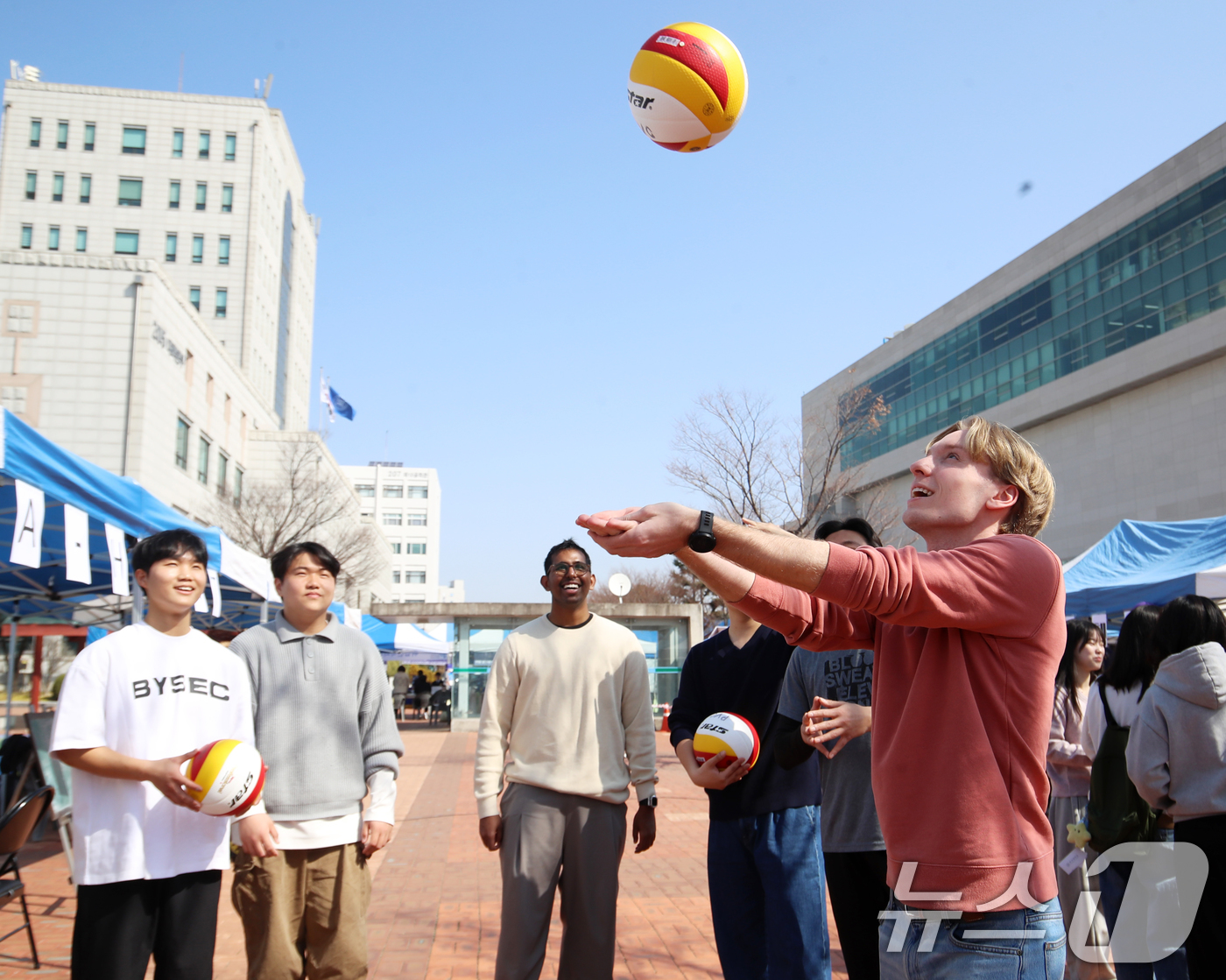 (부산=뉴스1) 윤일지 기자 = 11일 부산 금정구 부산대학교 시월광장에서 열린 동아리 신입 회원 모집 행사에서 학생들이 다양한 동아리 체험을 하고 있다. 2025.3.11/뉴스1 …