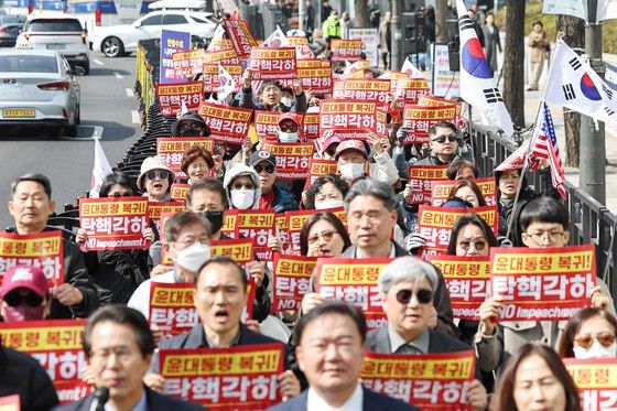 尹선고 앞두고 시국선언·삭발식 줄이어…석방 후 찬반 집회 가열(종합)