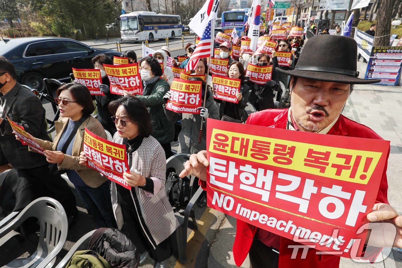 (서울=뉴스1) 민경석 기자 = 윤석열 대통령 지지자들이 11일 서울 종로구 헌법재판소 인근에서 윤 대통령에 대한 탄핵 각하를 촉구하며 집회를 하고 있다. 2025.3.11/뉴스1 …