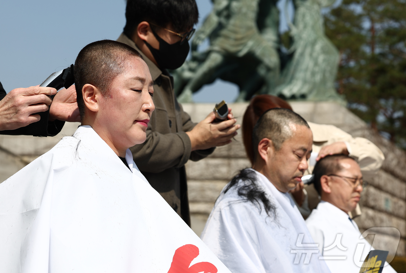 (서울=뉴스1) 김민지 기자 = 더불어민주당 전진숙(왼쪽부터), 박홍배, 김문수 의원 등이 11일 오후 서울 여의도 국회 본청 앞에서 윤석열 대통령 조기 파면 촉구 삭발식을 한 뒤 …