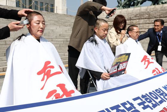 "머리카락 짚신 지어 헌재 보낼 것"…민주 초선, 尹 파면 촉구 삭발식