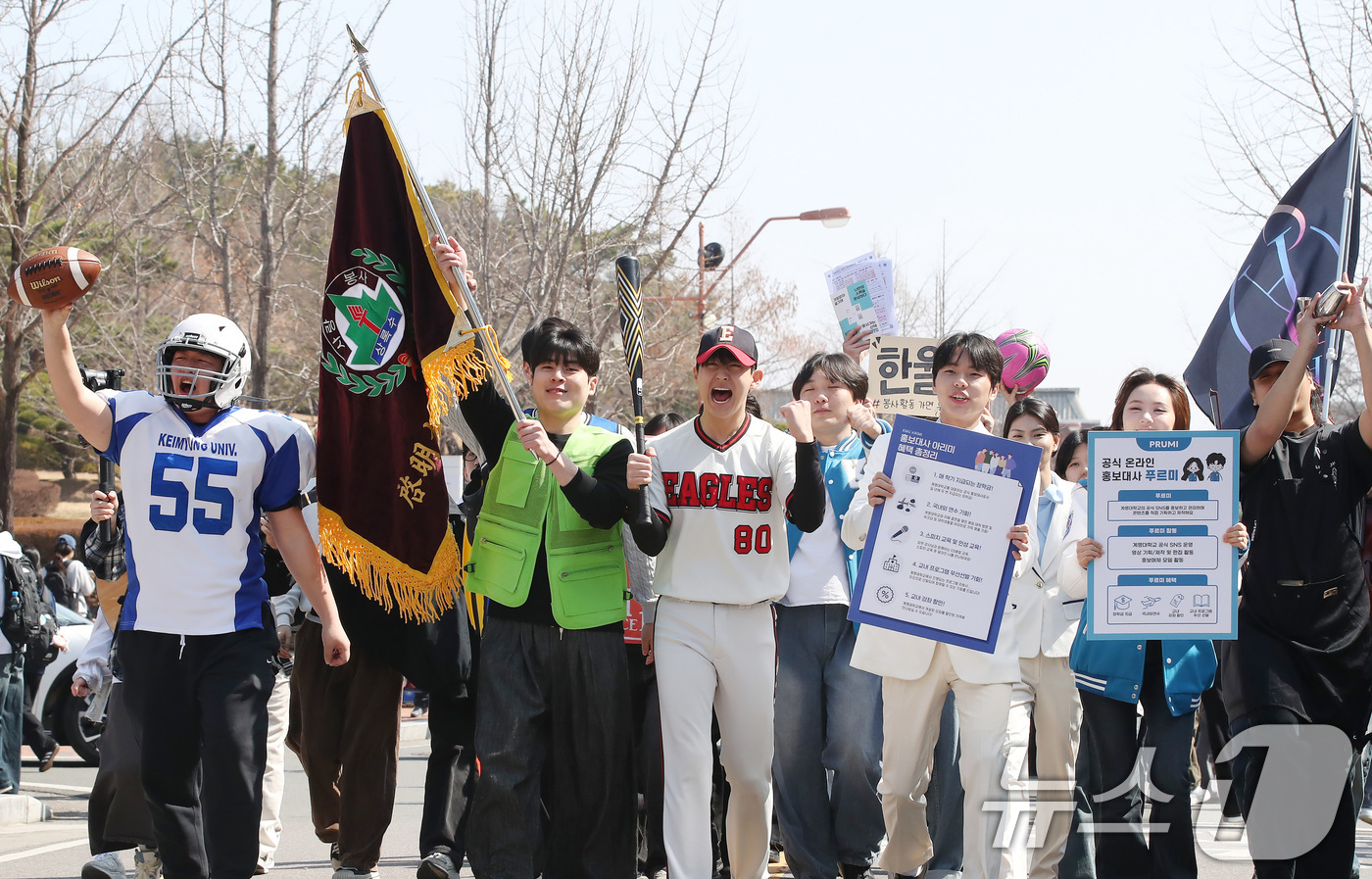 (대구=뉴스1) 공정식 기자 = 완연한 봄 날씨가 찾아온 11일 오전 대구 달서구 계명대학교 성서캠퍼스에서 '2025학년도 1학기 총동아리연합회 신입생 가두모집'에 참여한 동아리 …