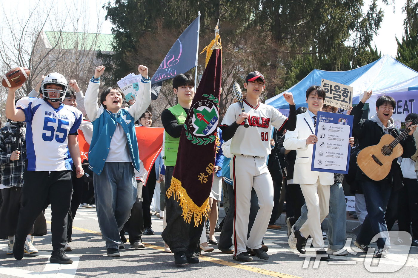 (대구=뉴스1) 공정식 기자 = 완연한 봄 날씨가 찾아온 11일 오전 대구 달서구 계명대학교 성서캠퍼스에서 '2025학년도 1학기 총동아리연합회 신입생 가두모집'에 참여한 동아리 …