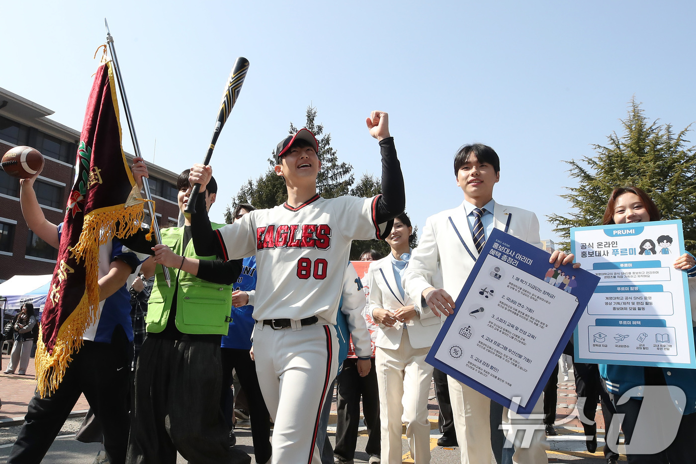 (대구=뉴스1) 공정식 기자 = 완연한 봄 날씨가 찾아온 11일 오전 대구 달서구 계명대학교 성서캠퍼스에서 '2025학년도 1학기 총동아리연합회 신입생 가두모집'에 참여한 동아리 …