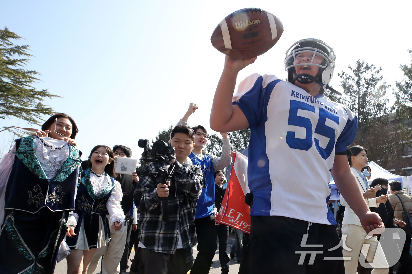 (대구=뉴스1) 공정식 기자 = 완연한 봄 날씨가 찾아온 11일 오전 대구 달서구 계명대학교 성서캠퍼스에서 '2025학년도 1학기 총동아리연합회 신입생 가두모집'에 참여한 동아리 …