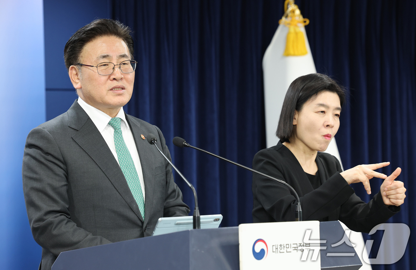 (서울=뉴스1) 임세영 기자 = 유상임 과학기술정보통신부 장관이 11일 서울 종로구 정부서울청사에서 과기정통부 핵심과제 추진성과 및 향후계획을 발표하고 있다.  2025.3.11/ …