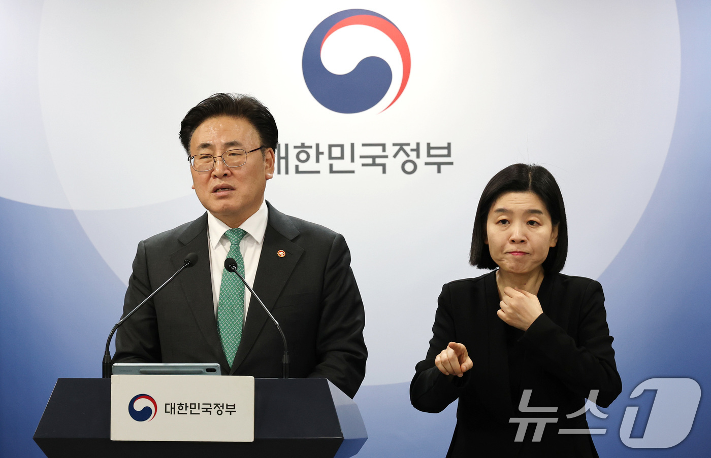 (서울=뉴스1) 임세영 기자 = 유상임 과학기술정보통신부 장관이 11일 서울 종로구 정부서울청사에서 과기정통부 핵심과제 추진성과 및 향후계획을 발표하고 있다.  2025.3.11/ …