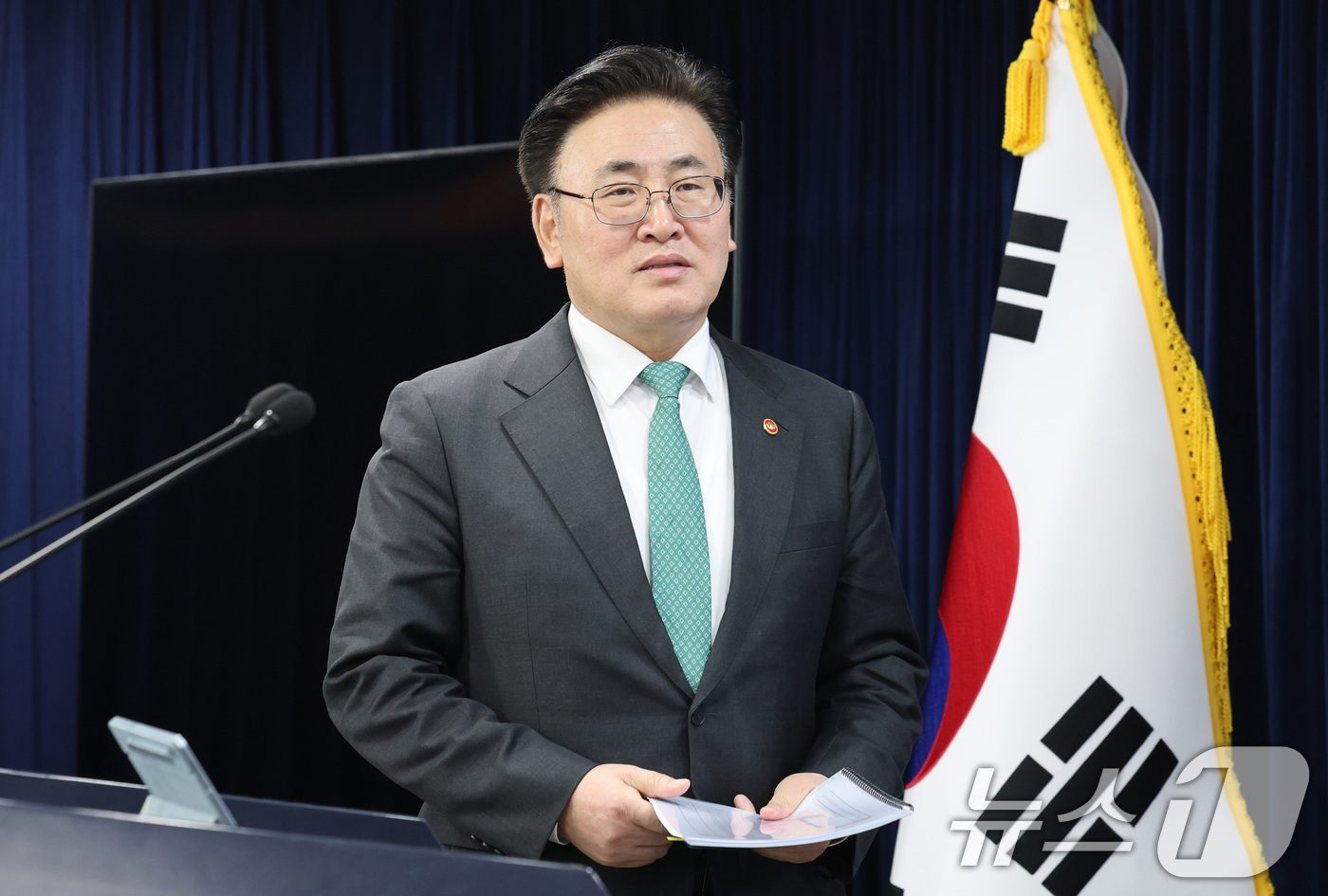 (서울=뉴스1) 임세영 기자 = 유상임 과학기술정보통신부 장관이 11일 서울 종로구 정부서울청사에서 과기정통부 핵심과제 추진성과 및 향후계획 발표를 위히 이동하고 있다.  2025 …