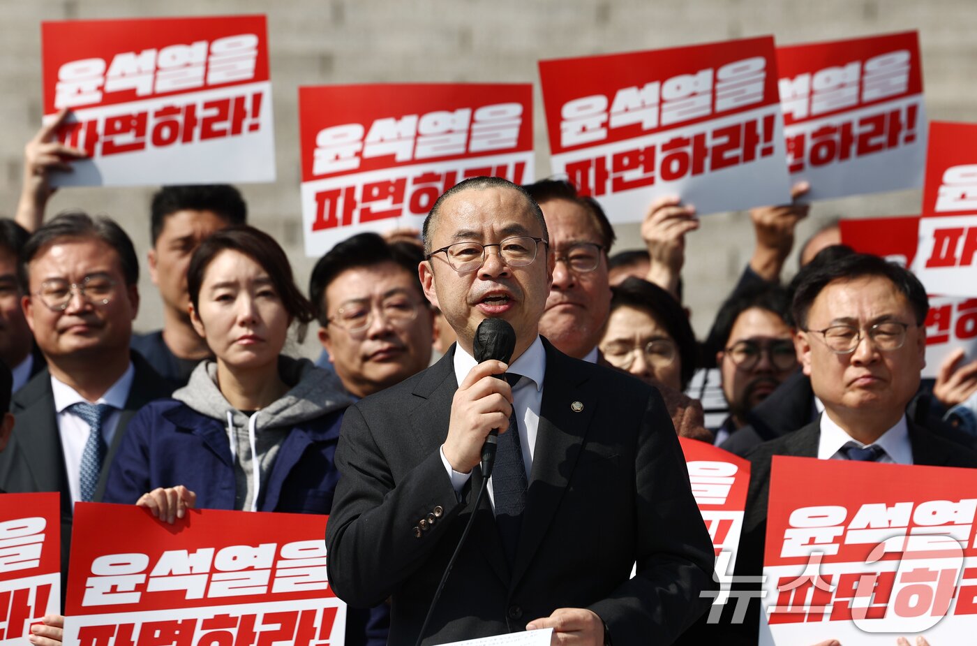 본문 이미지 - 박홍배 더불어민주당 의원이 11일 오후 서울 여의도 국회 본청 앞에서 열린 윤석열 대통령 조기 파면 촉구 삭발식에서 삭발을 한 뒤 발언하고 있다. 2025.3.11/뉴스1 ⓒ News1 김민지 기자