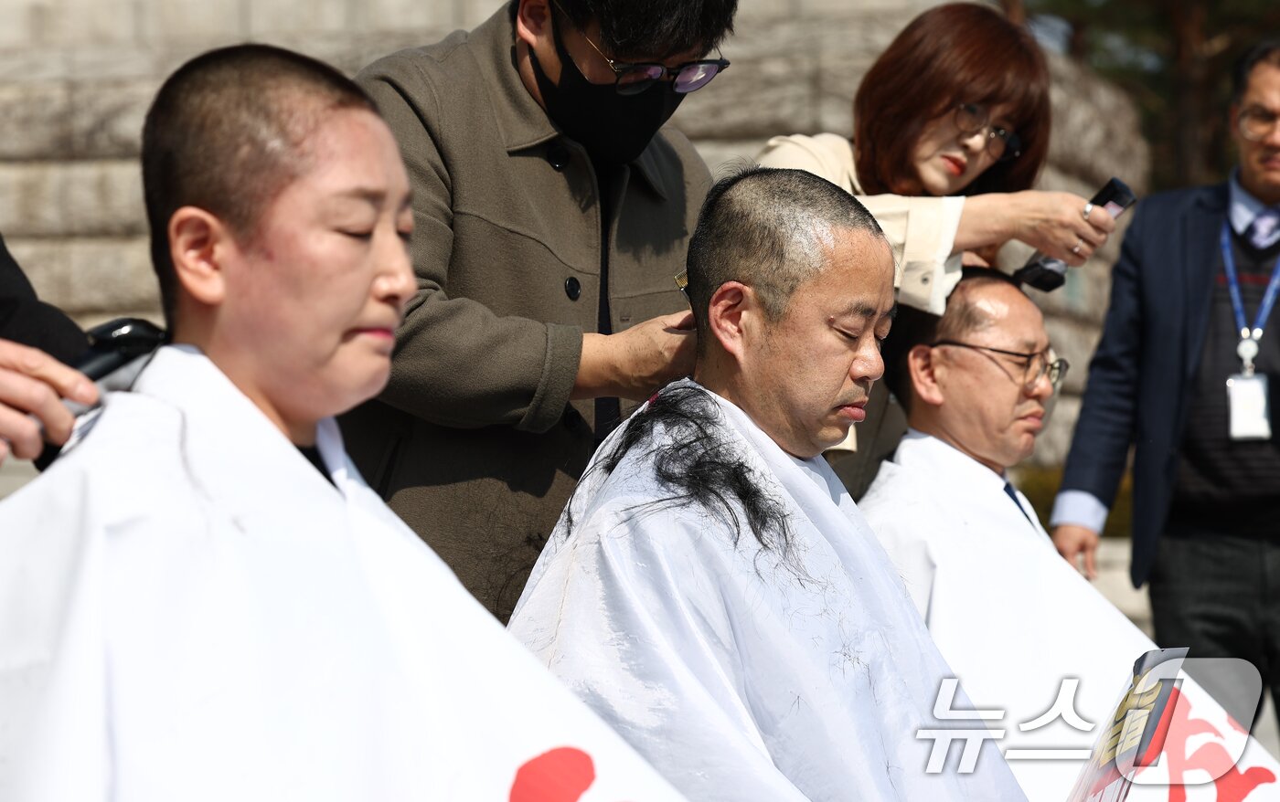 본문 이미지 - 더불어민주당 전진숙&#40;왼쪽부터&#41;, 박홍배, 김문수 의원 등이 11일 오후 서울 여의도 국회 본청 앞에서 윤석열 대통령 조기 파면 촉구 삭발식을 하고 있다. 2025.3.11/뉴스1 ⓒ News1 김민지 기자