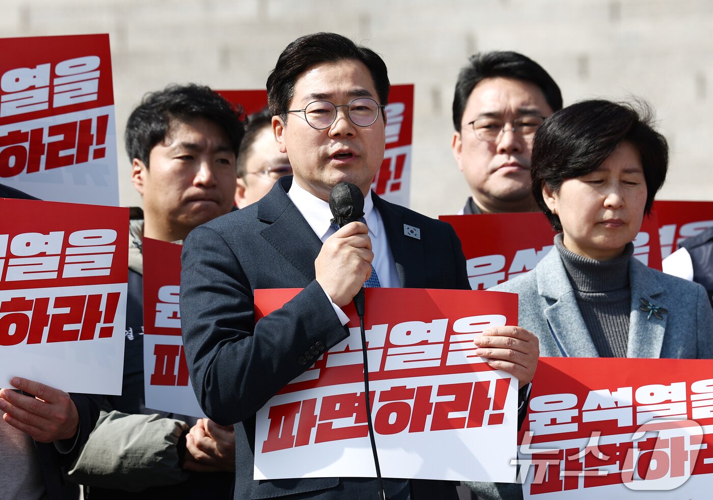 본문 이미지 - 박찬대 더불어민주당 원내대표가 11일 오후 서울 여의도 국회 본청 앞에서 열린 박홍배, 김문수, 전진숙 의원의 윤석열 대통령 조기 파면 촉구 삭발식에서 격려 발언을 하고 있다. 2025.3.11/뉴스1 ⓒ News1 김민지 기자