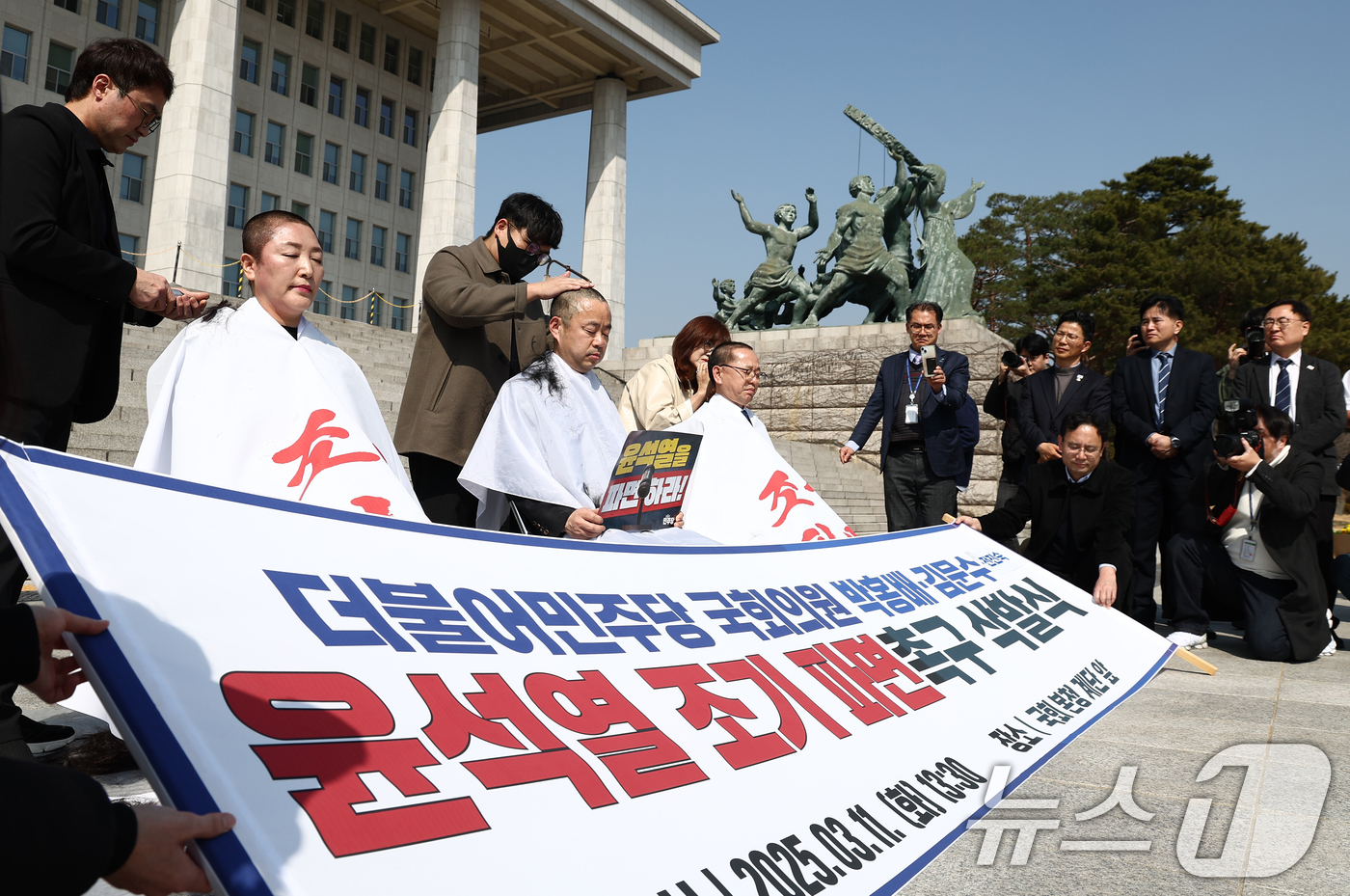 (서울=뉴스1) 김민지 기자 = 더불어민주당 전진숙(왼쪽부터), 박홍배, 김문수 의원 등이 11일 오후 서울 여의도 국회 본청 앞에서 윤석열 대통령 조기 파면 촉구 삭발식을 하고 …