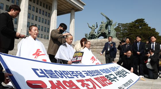 국회서 윤석열 조기파면 촉구 삭발하는 野 의원들