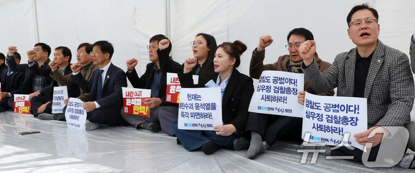 (전주=뉴스1) 유경석 기자 = 더민주전북혁신회의 관계자들이 11일 전북자치도 전주시 전북특별자치도청 앞에 단식 농성 천막에서 윤석열 즉각 파면을 촉구하고 있다. 2025.3.11 …
