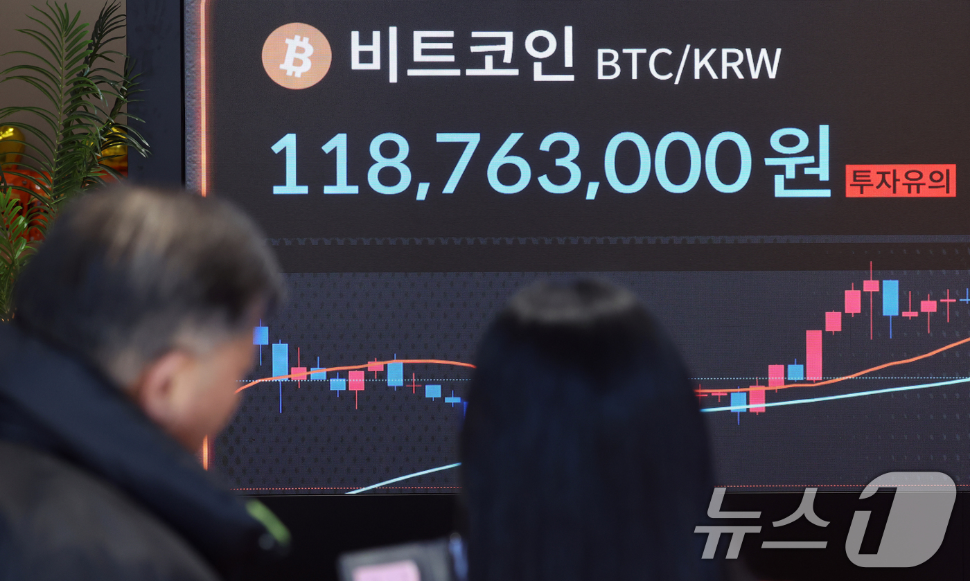(서울=뉴스1) 김명섭 기자 = 10일 서울 서초구 빗썸라운지 전광판에 비트코인 등 가상자산 시세가 표시되고 있다.도널드 트럼프 미 대통령의 전략 비축 지시에도 하락세를 지속하는 …