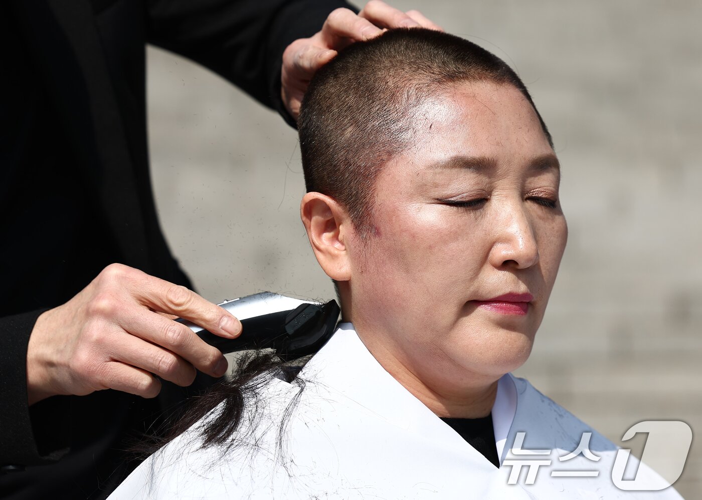 본문 이미지 - 전진숙 더불어민주당 의원이 11일 오후 서울 여의도 국회 본청 앞에서 윤석열 대통령 조기 파면 촉구 삭발식을 하고 있다. 2025.3.11/뉴스1 ⓒ News1 김민지 기자