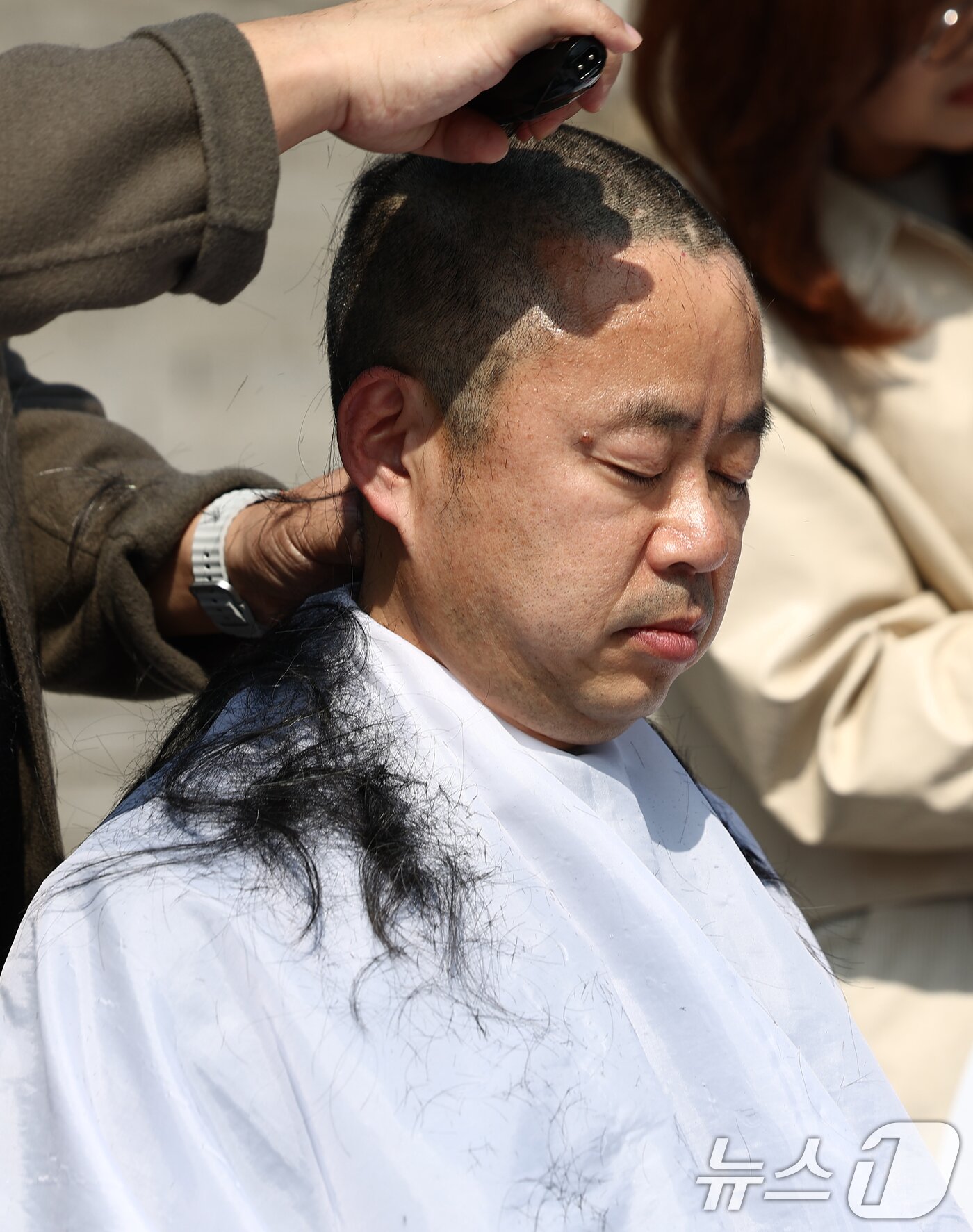 본문 이미지 - 박홍배 더불어민주당 의원이 11일 오후 서울 여의도 국회 본청 앞에서 열린 윤석열 대통령 조기 파면 촉구 삭발식에서 삭발을 하고 있다. 2025.3.11/뉴스1 ⓒ News1 김민지 기자