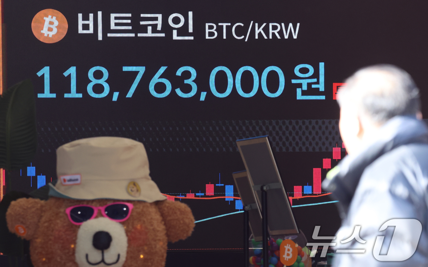 (서울=뉴스1) 김명섭 기자 = 10일 서울 서초구 빗썸라운지 전광판에 비트코인 등 가상자산 시세가 표시되고 있다.도널드 트럼프 미 대통령의 전략 비축 지시에도 하락세를 지속하는 …