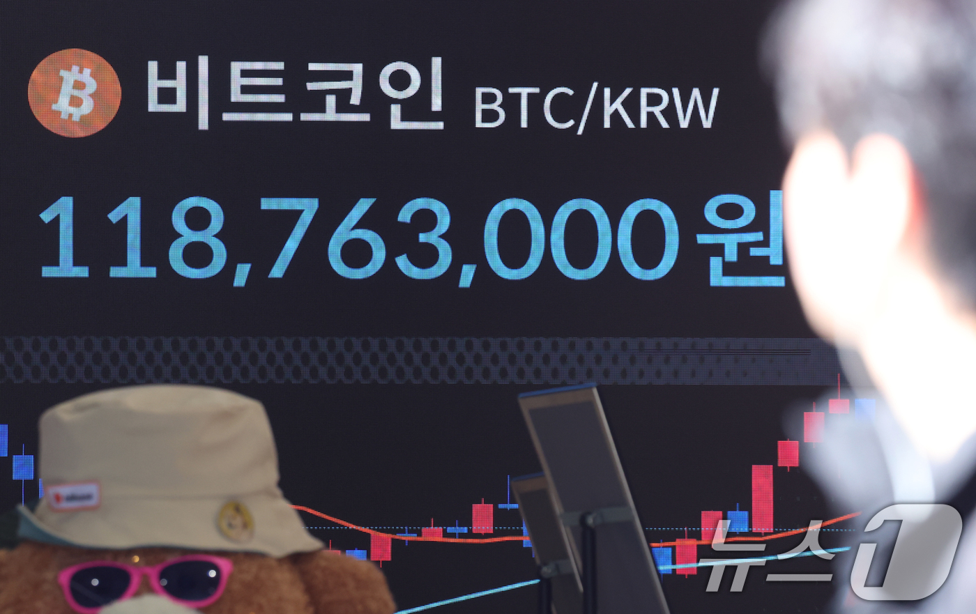 (서울=뉴스1) 김명섭 기자 = 10일 서울 서초구 빗썸라운지 전광판에 비트코인 등 가상자산 시세가 표시되고 있다.도널드 트럼프 미 대통령의 전략 비축 지시에도 하락세를 지속하는 …