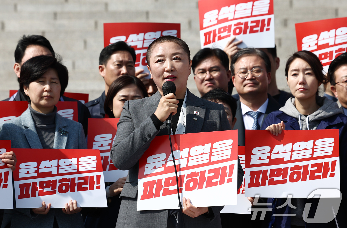 (서울=뉴스1) 김민지 기자 = 전진숙 더불어민주당 의원이 11일 오후 서울 여의도 국회 본청 앞에서 윤석열 대통령 조기 파면 촉구 삭발식을 한 뒤 발언하고 있다. 2025.3.1 …