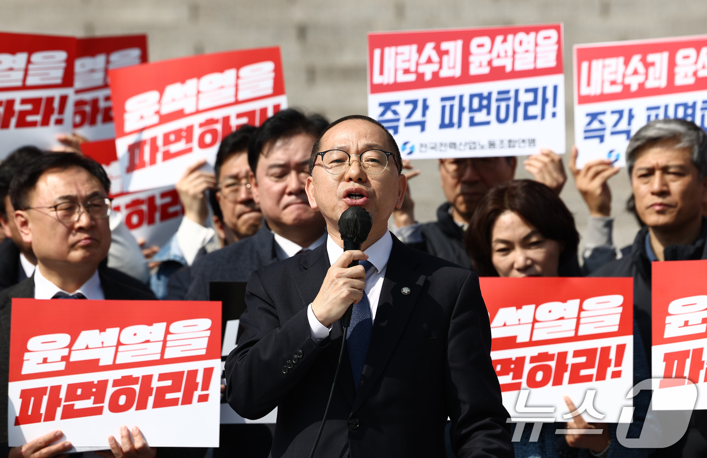 (서울=뉴스1) 김민지 기자 = 김문수 더불어민주당 의원이 11일 오후 서울 여의도 국회 본청 앞에서 윤석열 대통령 조기 파면 촉구 삭발식을 한 뒤 발언하고 있다. 2025.3.1 …