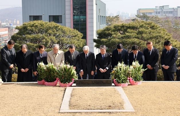 유한양행 창업자 유일한 박사 영면 54주기…"창업주 정신 되새겨"