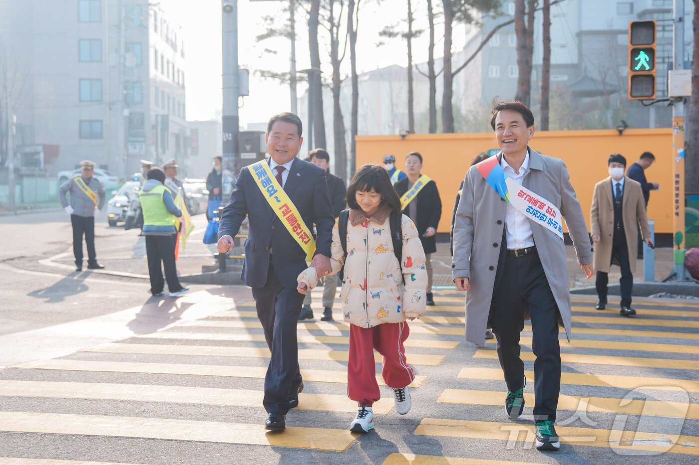 본문 이미지 - 강원경찰청은 11일 오전 춘천 봉의초교에서 민관 합동 어린이 교안전과 학교폭력 예방을 위한 캠페인을 실시했다.(강원도교육청 제공. 재판매 및 DB금지) 2025.3.11/뉴스1