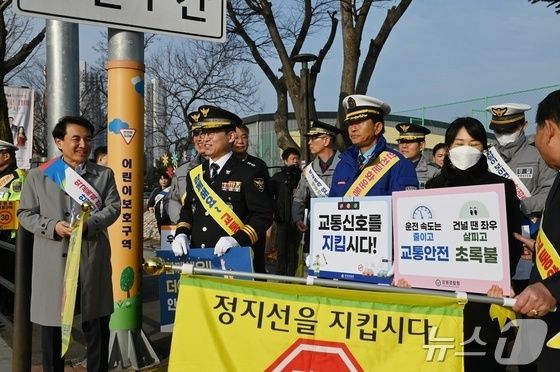 '등굣길 안전 강화'…강원경찰, 어린이 교통안전 캠페인(종합)