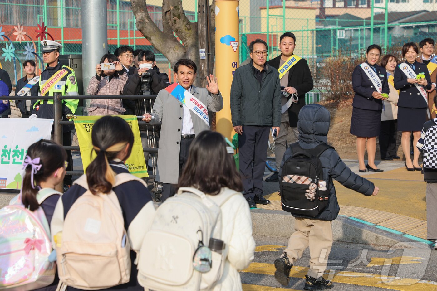 본문 이미지 - 강원경찰청은 11일 오전 춘천 봉의초교에서 민관 합동 어린이 교안전과 학교폭력 예방을 위한 캠페인을 실시했다.(강원도 제공. 재판매 및 DB금지) 2025.3.11/뉴스1