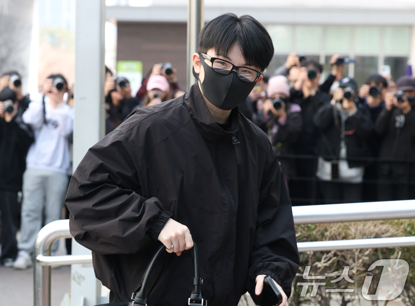 (서울=뉴스1) 권현진 기자 = 세븐틴 우지가 11일 서울 영등포구 KBS에서 열린 음악 프로그램 '박보검의 칸타빌레-더 시즌즈' 녹화에 참석해 인사를 하고 있다. 2025.3.1 …