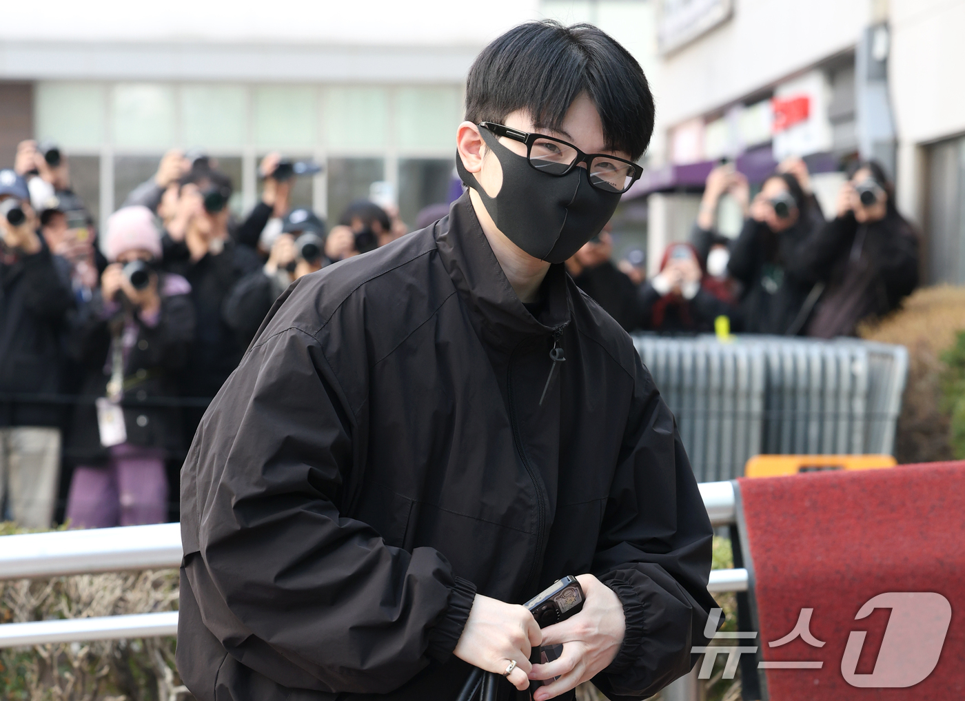 (서울=뉴스1) 권현진 기자 = 세븐틴 우지가 11일 서울 영등포구 KBS에서 열린 음악 프로그램 '박보검의 칸타빌레-더 시즌즈' 녹화에 참석해 인사를 하고 있다. 2025.3.1 …