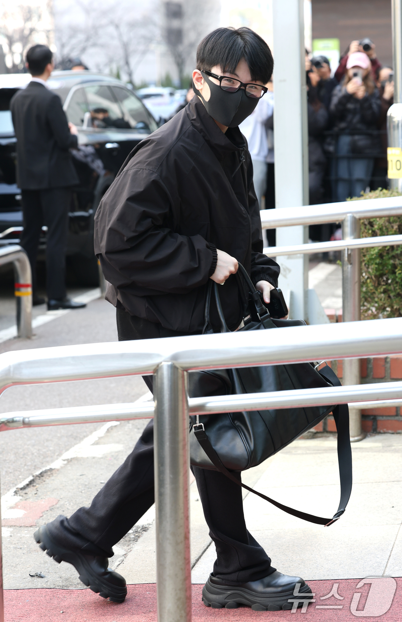 (서울=뉴스1) 권현진 기자 = 세븐틴 우지가 11일 서울 영등포구 KBS에서 열린 음악 프로그램 '박보검의 칸타빌레-더 시즌즈' 녹화에 참석해 인사를 하고 있다. 2025.3.1 …