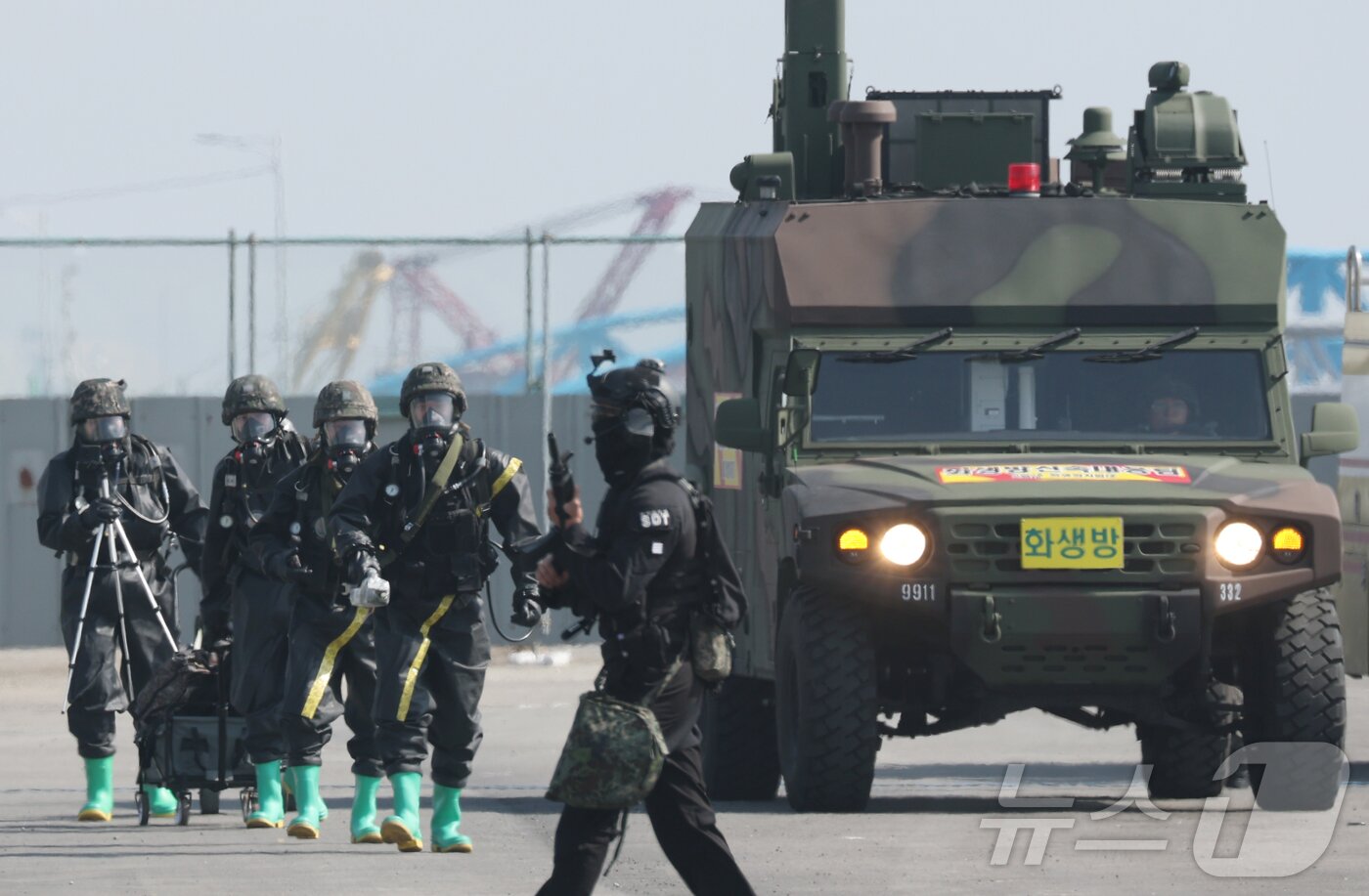 본문 이미지 - 11일 오후 경기 평택시 평택·당진항 국제여객터미널에서 열린 통합 항만방호훈련에서 해군 2함대 예하 기지방호전대, 육군 51사단 예하 169여단, 평택지방해양수산청 및 유관기관 관계자들이 국가중요시설에 추락한 적 무인기 및 화생방 대응 훈련을 하고 있다. 2025.3.11/뉴스1 ⓒ News1 김영운 기자