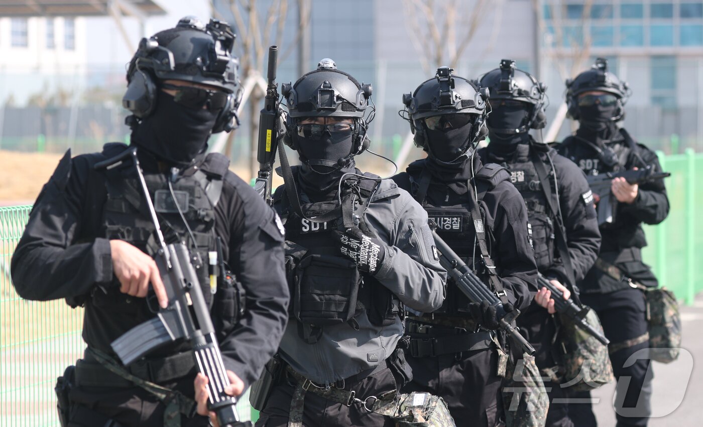 본문 이미지 - 11일 오후 경기 평택시 평택·당진항 국제여객터미널에서 열린 통합 항만방호훈련에서 해군 2함대 예하 기지방호전대, 육군 51사단 예하 169여단, 평택지방해양수산청 및 유관기관 관계자들이 국가중요시설에 추락한 적 무인기 및 화생방 대응 훈련을 하고 있다. 2025.3.11/뉴스1 ⓒ News1 김영운 기자