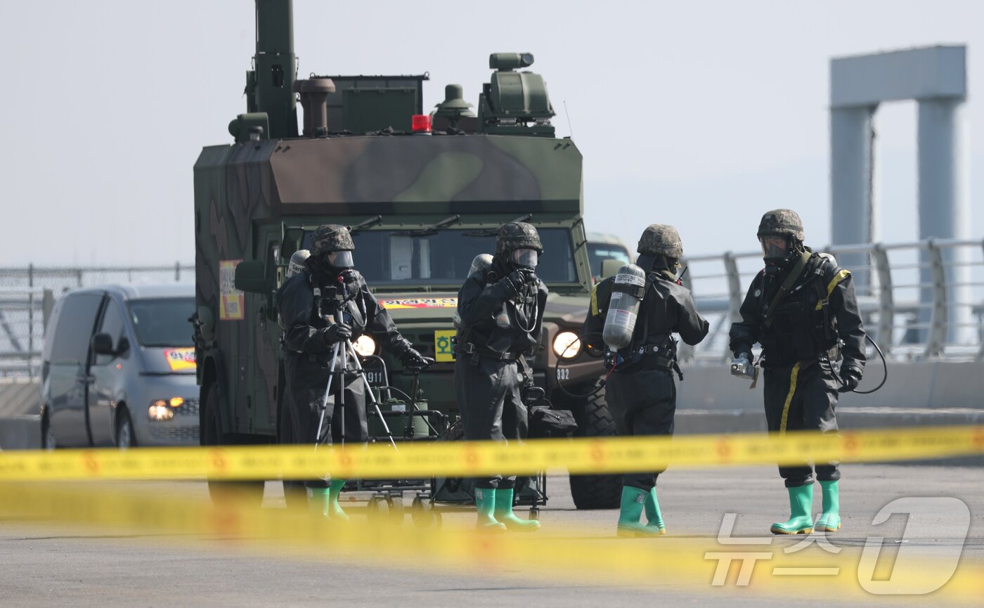 본문 이미지 - 11일 오후 경기 평택시 평택·당진항 국제여객터미널에서 열린 통합 항만방호훈련에서 해군 2함대 예하 기지방호전대, 육군 51사단 예하 169여단, 평택지방해양수산청 및 유관기관 관계자들이 국가중요시설에 추락한 적 무인기 및 화생방 대응 훈련을 하고 있다. 2025.3.11/뉴스1 ⓒ News1 김영운 기자