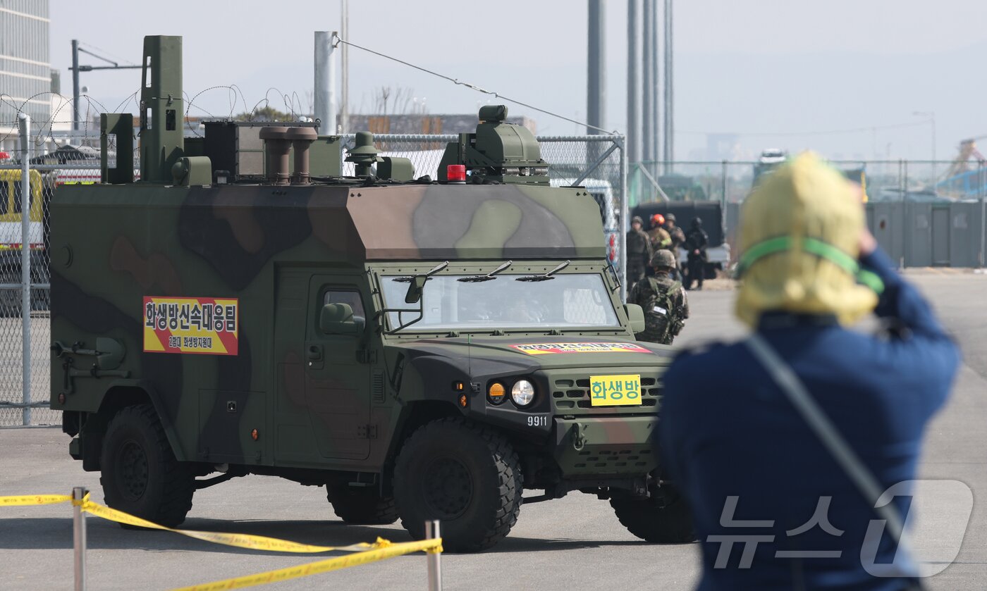 본문 이미지 - 11일 오후 경기 평택시 평택·당진항 국제여객터미널에서 열린 통합 항만방호훈련에서 해군 2함대 예하 기지방호전대, 육군 51사단 예하 169여단, 평택지방해양수산청 및 유관기관 관계자들이 국가중요시설에 추락한 적 무인기 및 화생방 대응 훈련을 하고 있다. 2025.3.11/뉴스1 ⓒ News1 김영운 기자
