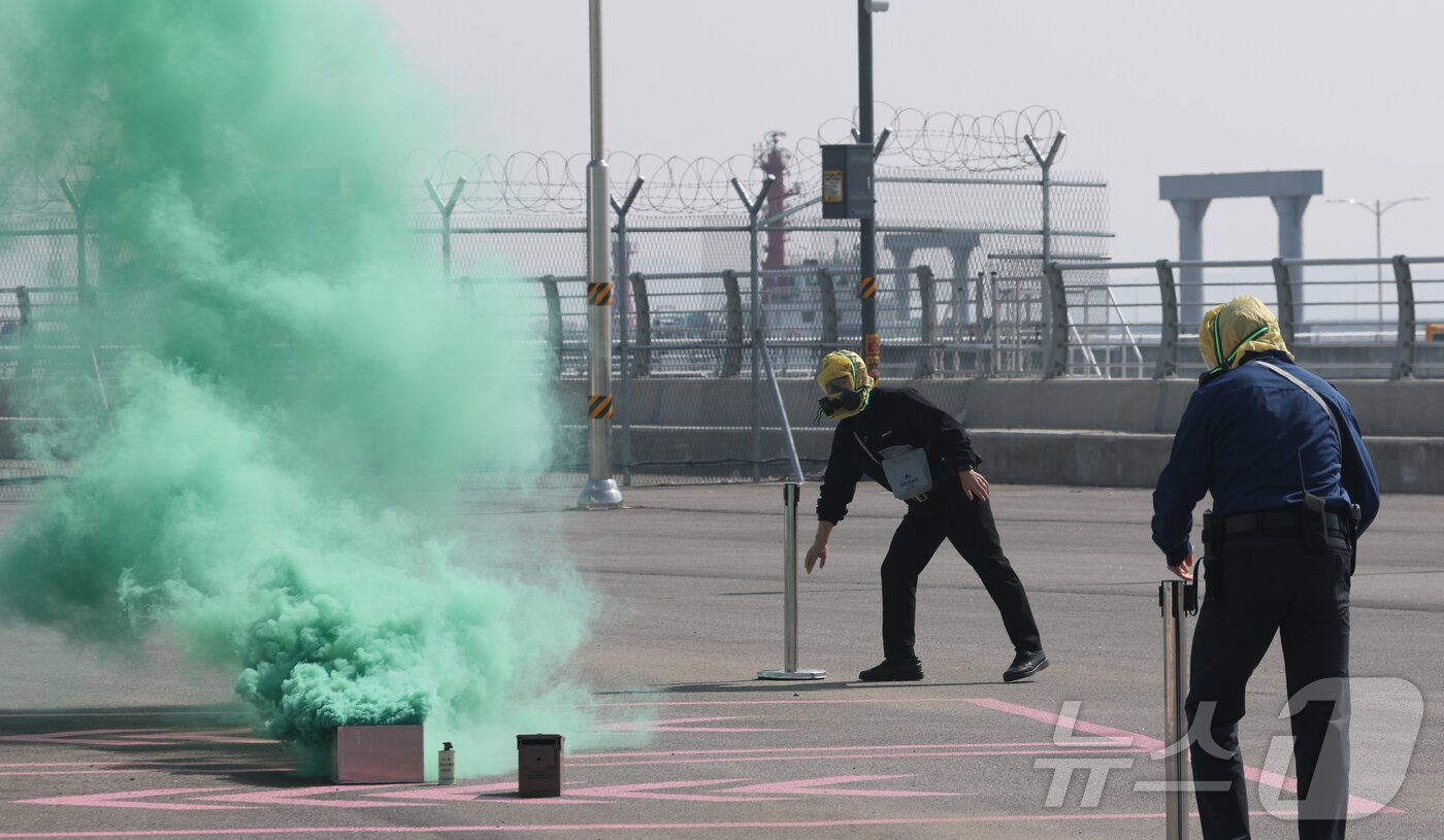 본문 이미지 - 11일 오후 경기 평택시 평택·당진항 국제여객터미널에서 열린 통합 항만방호훈련에서 해군 2함대 예하 기지방호전대, 육군 51사단 예하 169여단, 평택지방해양수산청 및 유관기관 관계자들이 국가중요시설에 추락한 적 무인기 및 화생방 대응 훈련을 하고 있다. 2025.3.11/뉴스1 ⓒ News1 김영운 기자