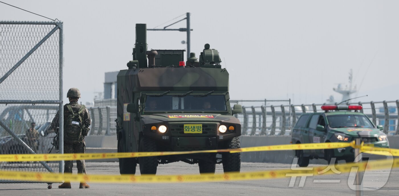 본문 이미지 - 11일 오후 경기 평택시 평택·당진항 국제여객터미널에서 열린 통합 항만방호훈련에서 해군 2함대 예하 기지방호전대, 육군 51사단 예하 169여단, 평택지방해양수산청 및 유관기관 관계자들이 국가중요시설에 추락한 적 무인기 및 화생방 대응 훈련을 하고 있다. 2025.3.11/뉴스1 ⓒ News1 김영운 기자
